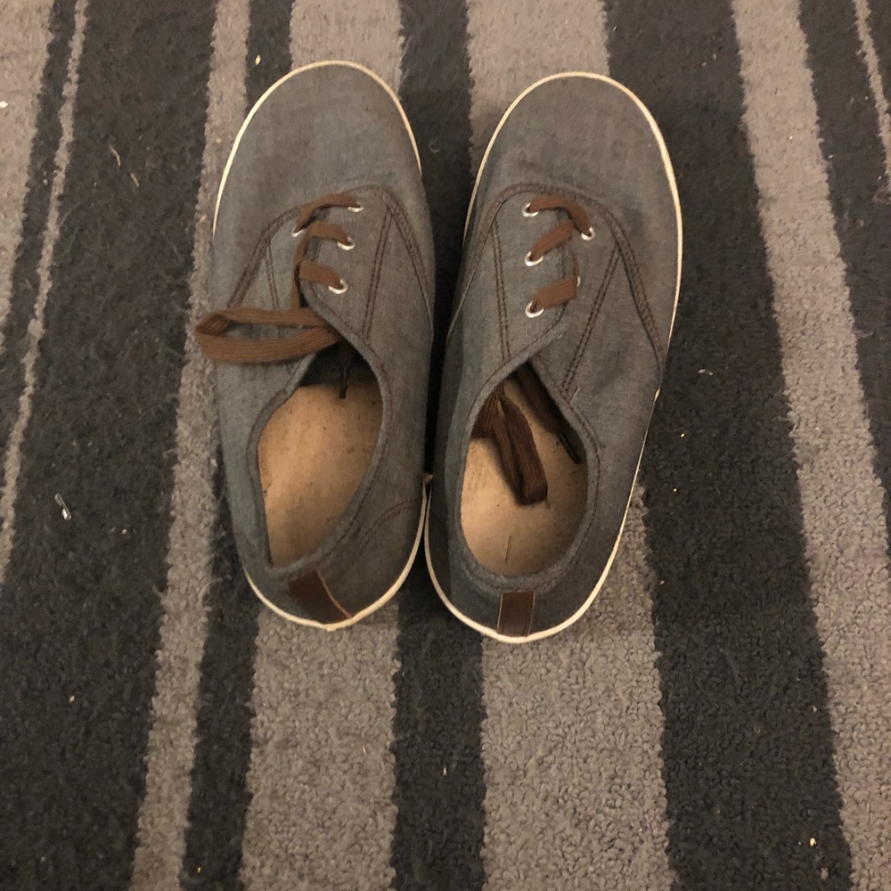 Used causal walking shoes (women’s 6)